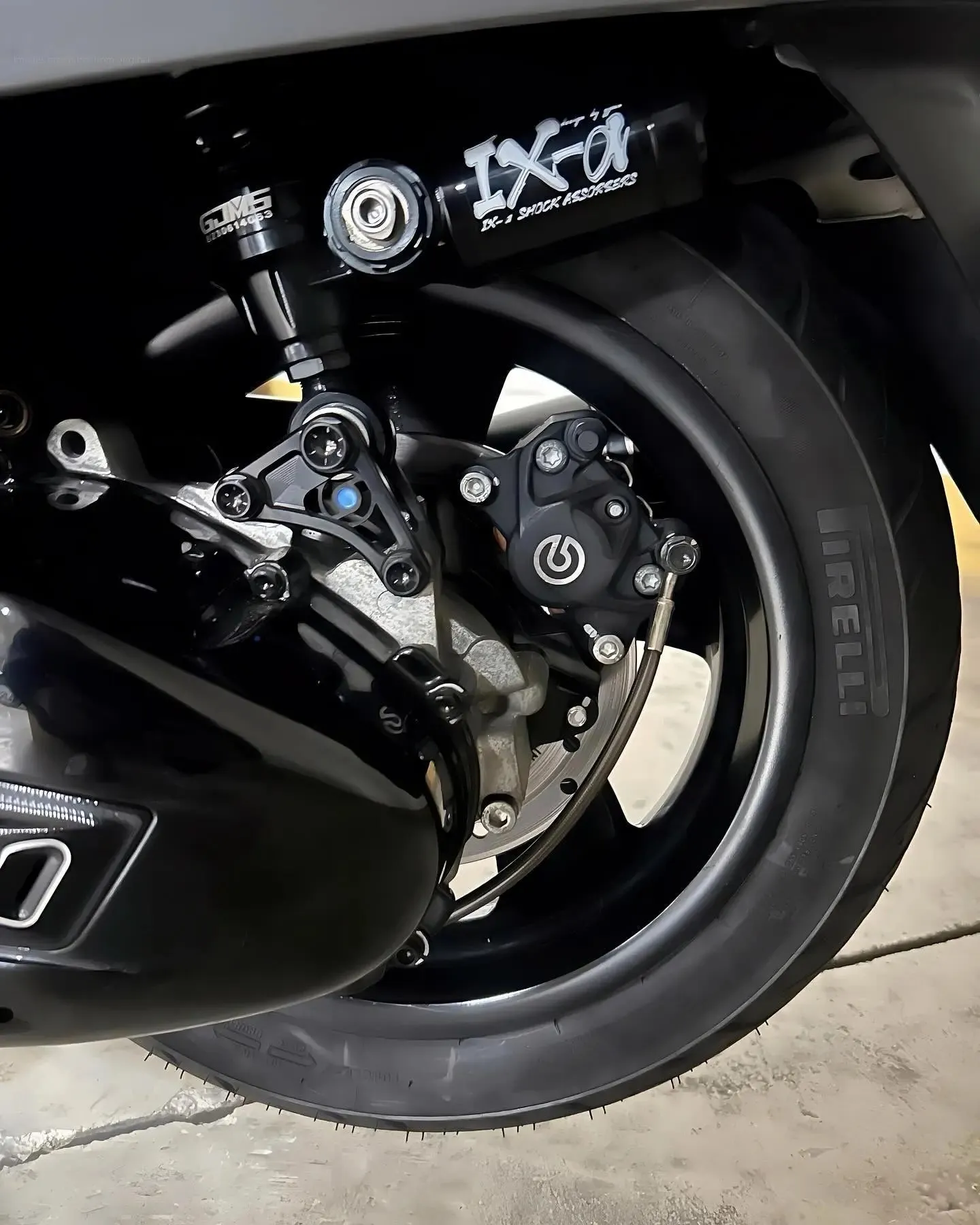 Height Reducer Kit CNC 1O1 Factory 2cm Black | Vespa Primavera/ Sprint 125-150cc i.e. 3V 4T AC
