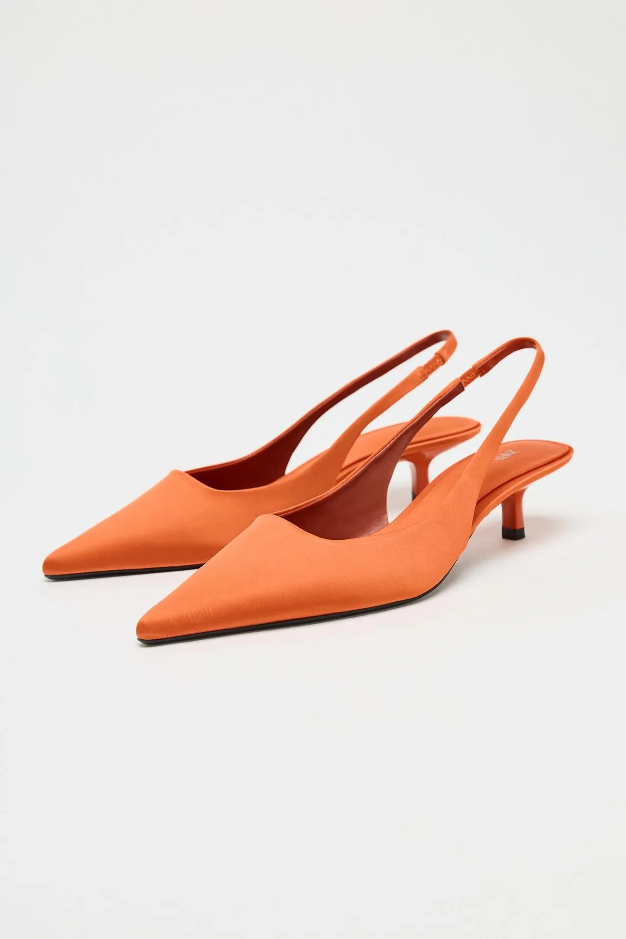 Kitten-heeled slingback fabric shoes