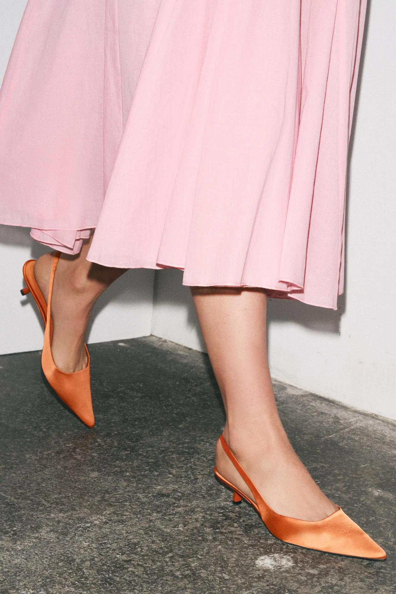 Kitten-heeled slingback fabric shoes