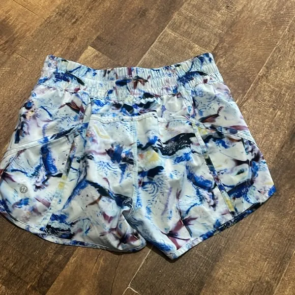 Lululemon Tracker Short V *4&quot; Multi Colored size 6