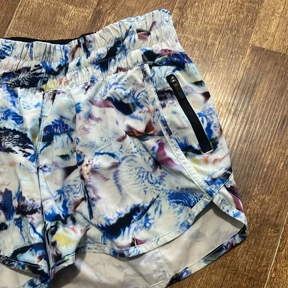Lululemon Tracker Short V *4&quot; Multi Colored size 6
