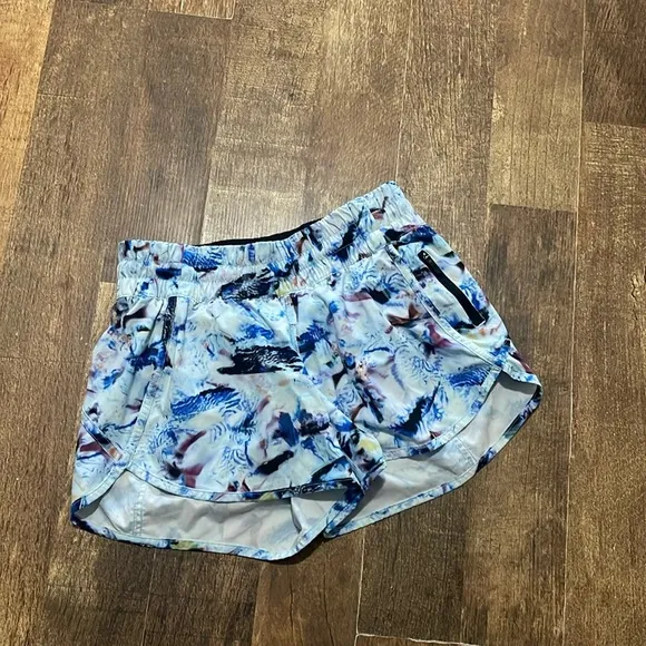 Lululemon Tracker Short V *4&quot; Multi Colored size 6